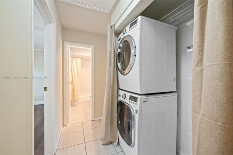 Condo in Sunrise, Florida, 2 bedrooms  № 1944856 - photo 21