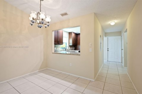 Condo in Sunrise, Florida, 2 bedrooms  № 1944856 - photo 13