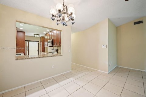 Condo in Sunrise, Florida, 2 bedrooms  № 1944856 - photo 14