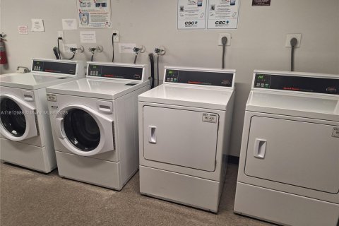 Condominio en alquiler en Hollywood, Florida, 2 dormitorios, 106.84 m2 № 1929196 - foto 22