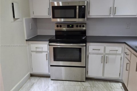 Condominio en alquiler en Hollywood, Florida, 2 dormitorios, 106.84 m2 № 1929196 - foto 9