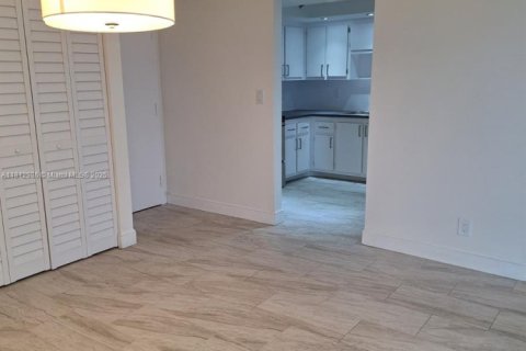 Condominio en alquiler en Hollywood, Florida, 2 dormitorios, 106.84 m2 № 1929196 - foto 3