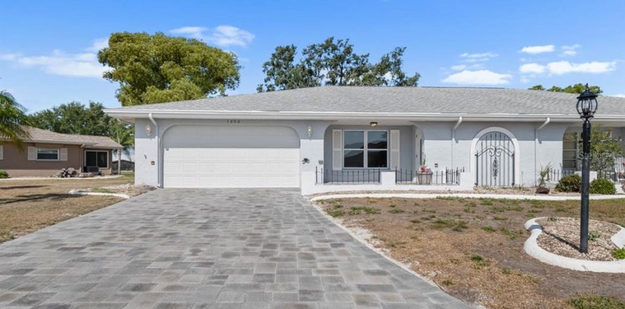 House in Sun City Center, Florida 2 bedrooms, 140.84 sq.m. № 1655719