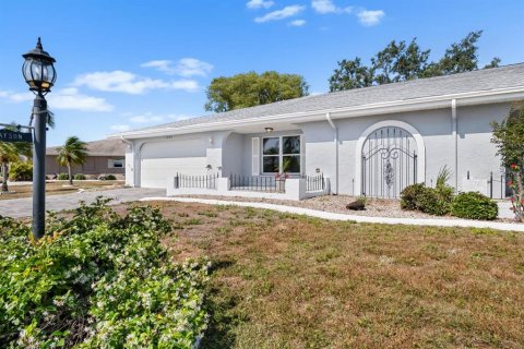 House in Sun City Center, Florida 2 bedrooms, 140.84 sq.m. № 1655719 - photo 2