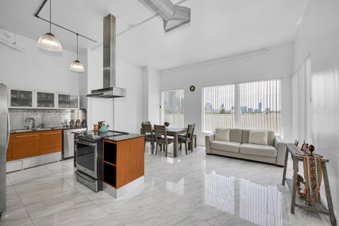 Condo in Miami, Florida, 2 bedrooms  № 1868122 - photo 1
