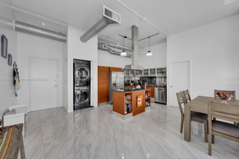 Condo in Miami, Florida, 2 bedrooms  № 1868122 - photo 2