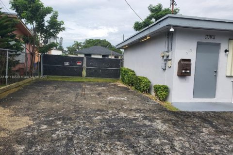 Commercial property in Homestead, Florida № 1966964 - photo 2