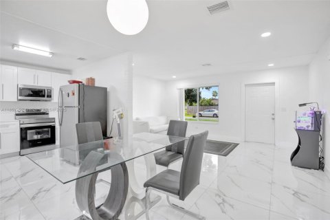 Casa en venta en Pembroke Pines, Florida, 3 dormitorios, 94.02 m2 № 1877572 - foto 13