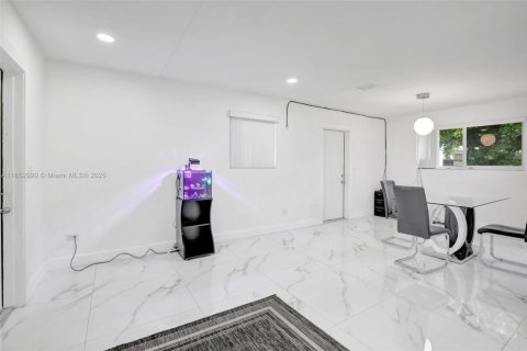 Casa en venta en Pembroke Pines, Florida, 3 dormitorios, 94.02 m2 № 1877572 - foto 6