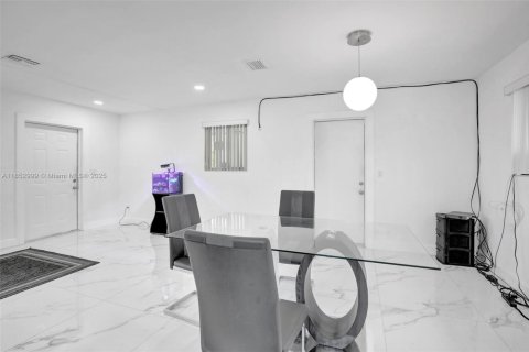 Casa en venta en Pembroke Pines, Florida, 3 dormitorios, 94.02 m2 № 1877572 - foto 12
