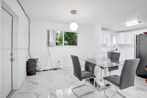 Casa en venta en Pembroke Pines, Florida, 3 dormitorios, 94.02 m2 № 1877572 - foto 14