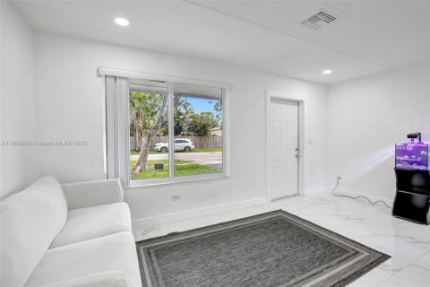 Casa en venta en Pembroke Pines, Florida, 3 dormitorios, 94.02 m2 № 1877572 - foto 5