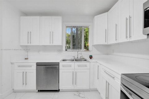 Casa en venta en Pembroke Pines, Florida, 3 dormitorios, 94.02 m2 № 1877572 - foto 9