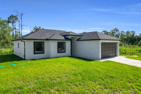 House in Lehigh Acres, Florida 3 bedrooms № 1845814 - photo 1