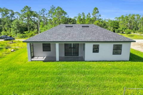 House in Lehigh Acres, Florida 3 bedrooms № 1845814 - photo 9