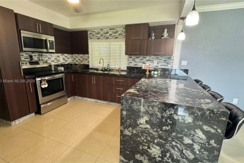 Casa en alquiler en Pembroke Pines, Florida, 3 dormitorios, 112.32 m2 № 1898168 - foto 10