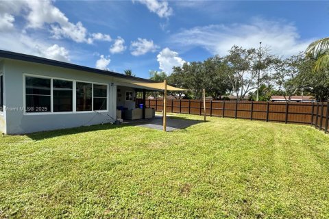 Casa en alquiler en Pembroke Pines, Florida, 3 dormitorios, 112.32 m2 № 1898168 - foto 29