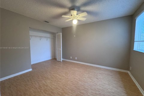 House in Weston, Florida 4 bedrooms, 198.16 sq.m. № 1972979 - photo 11