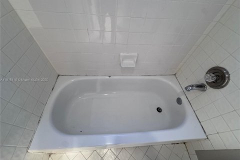 House in Weston, Florida 4 bedrooms, 198.16 sq.m. № 1972979 - photo 17