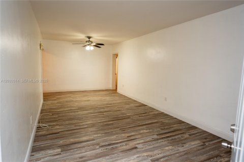 Immobilier commercial à vendre à Miami, Floride: 140.38 m2 № 2077994 - photo 3