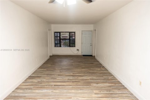 Immobilier commercial à vendre à Miami, Floride: 140.38 m2 № 2077994 - photo 2