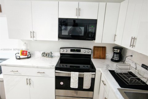 Immobilier commercial à vendre à Miami, Floride: 140.38 m2 № 2077994 - photo 6