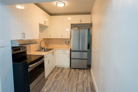 Immobilier commercial à vendre à Miami, Floride: 140.38 m2 № 2077994 - photo 4