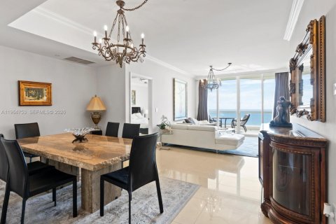 Condominio en Sunny Isles Beach, Florida, 3 dormitorios  № 2026070