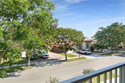 House in Miami, Florida 4 bedrooms, 258.27 sq.m. № 1865248 - photo 27