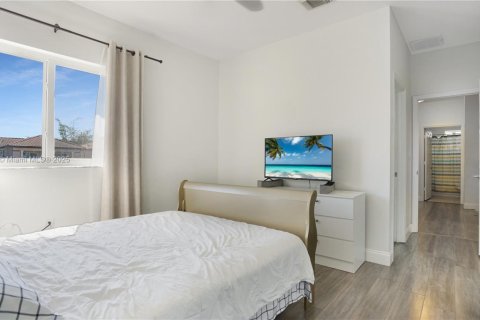House in Miami, Florida 4 bedrooms, 258.27 sq.m. № 1865248 - photo 20