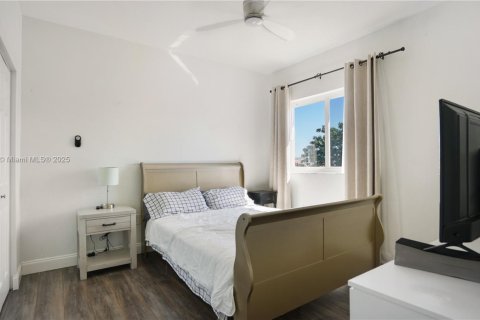 House in Miami, Florida 4 bedrooms, 258.27 sq.m. № 1865248 - photo 19