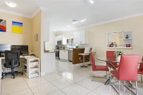 House in Miami, Florida 4 bedrooms, 258.27 sq.m. № 1865248 - photo 11