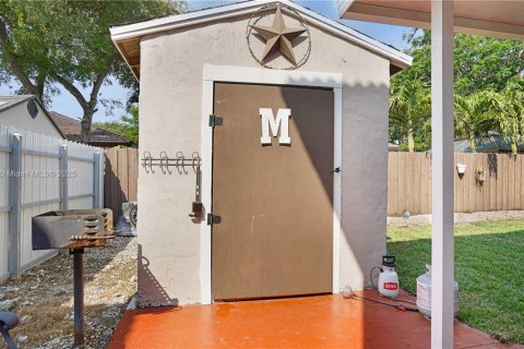 House in Miami, Florida 4 bedrooms, 258.27 sq.m. № 1865248 - photo 30