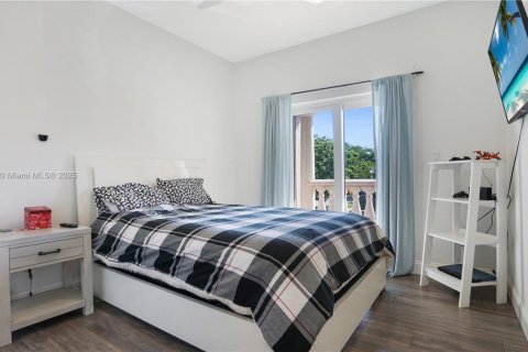 House in Miami, Florida 4 bedrooms, 258.27 sq.m. № 1865248 - photo 18