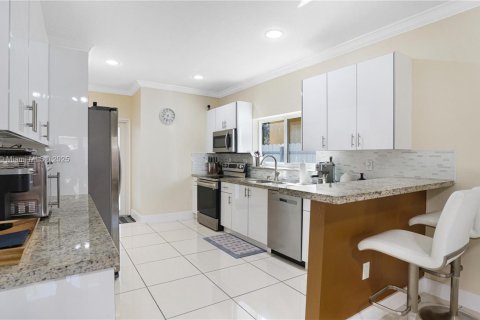 House in Miami, Florida 4 bedrooms, 258.27 sq.m. № 1865248 - photo 9