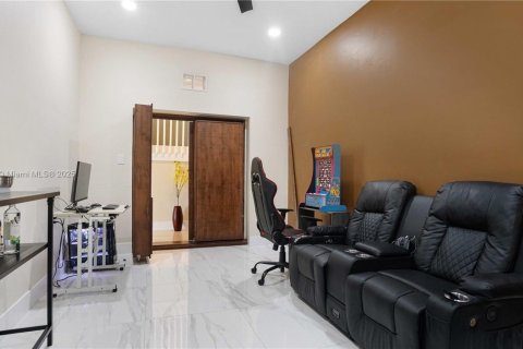 House in Miami, Florida 4 bedrooms, 258.27 sq.m. № 1865248 - photo 8