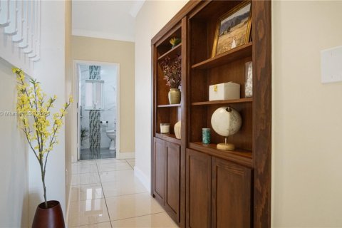 House in Miami, Florida 4 bedrooms, 258.27 sq.m. № 1865248 - photo 6