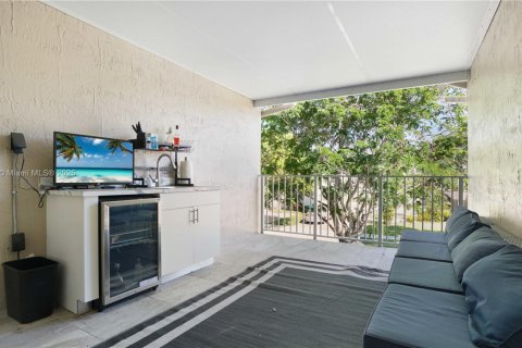 House in Miami, Florida 4 bedrooms, 258.27 sq.m. № 1865248 - photo 26