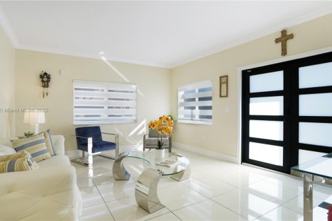 House in Miami, Florida 4 bedrooms, 258.27 sq.m. № 1865248 - photo 3