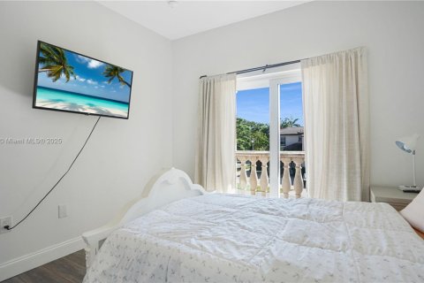 House in Miami, Florida 4 bedrooms, 258.27 sq.m. № 1865248 - photo 15