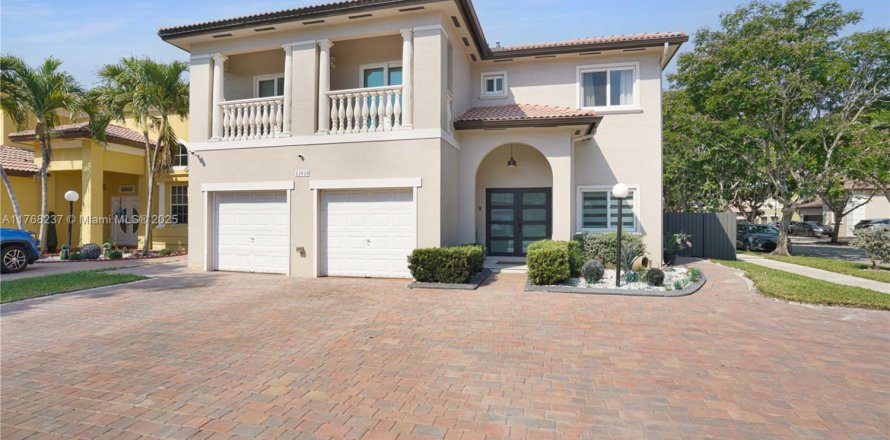 House in Miami, Florida 4 bedrooms, 258.27 sq.m. № 1865248