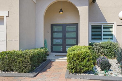 House in Miami, Florida 4 bedrooms, 258.27 sq.m. № 1865248 - photo 2