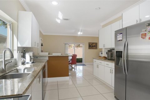 House in Miami, Florida 4 bedrooms, 258.27 sq.m. № 1865248 - photo 10