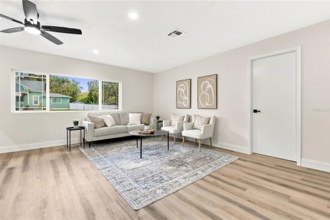 House in Lakeland, Florida 4 bedrooms, 206.8 sq.m. № 2400323 - photo 11