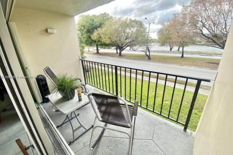 Copropriété à louer à Miami, Floride: 2 chambres, 105.07 m2 № 1941082 - photo 1