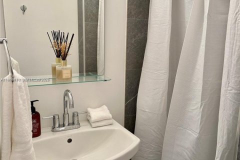 Condo in Coral Gables, Florida № 2030759 - photo 9