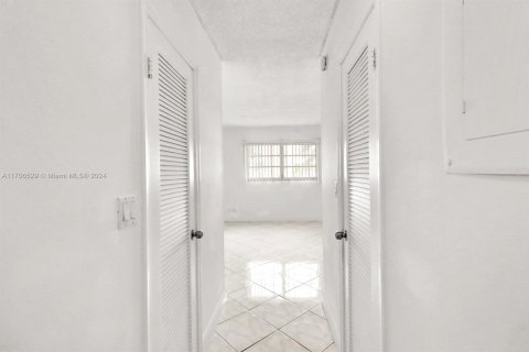 Купить кондоминиум в Халландейл-Бич, Флорида 1 спальня, 78.69м2, № 1459436 - фото 8