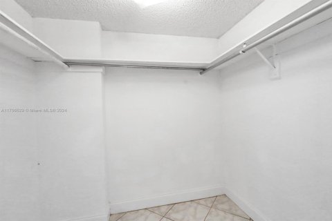 Купить кондоминиум в Халландейл-Бич, Флорида 1 спальня, 78.69м2, № 1459436 - фото 16