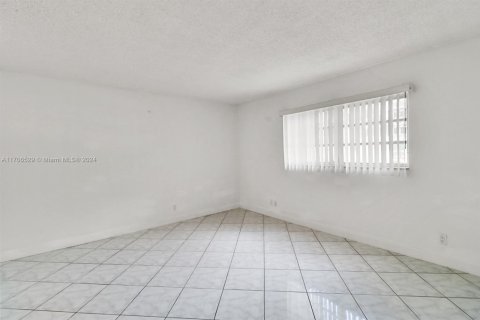 Купить кондоминиум в Халландейл-Бич, Флорида 1 спальня, 78.69м2, № 1459436 - фото 13