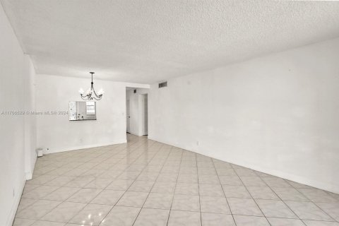 Купить кондоминиум в Халландейл-Бич, Флорида 1 спальня, 78.69м2, № 1459436 - фото 20